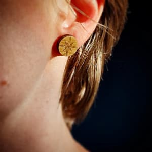 Kompassi nappikorvakoru